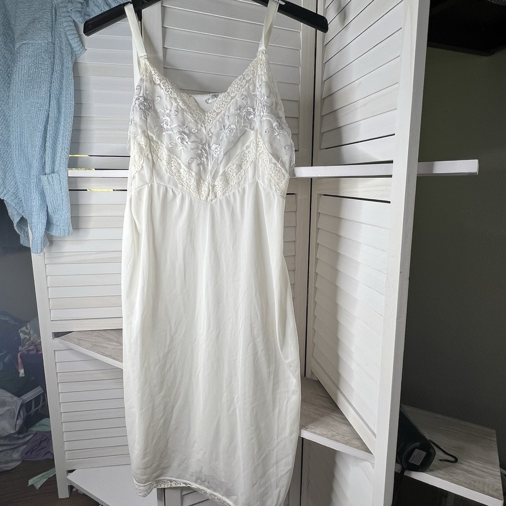 Vintage 80s Off-White Nylon Slip w/ White Embroidery & Lace Trim, Sz 38 **FLAWS
